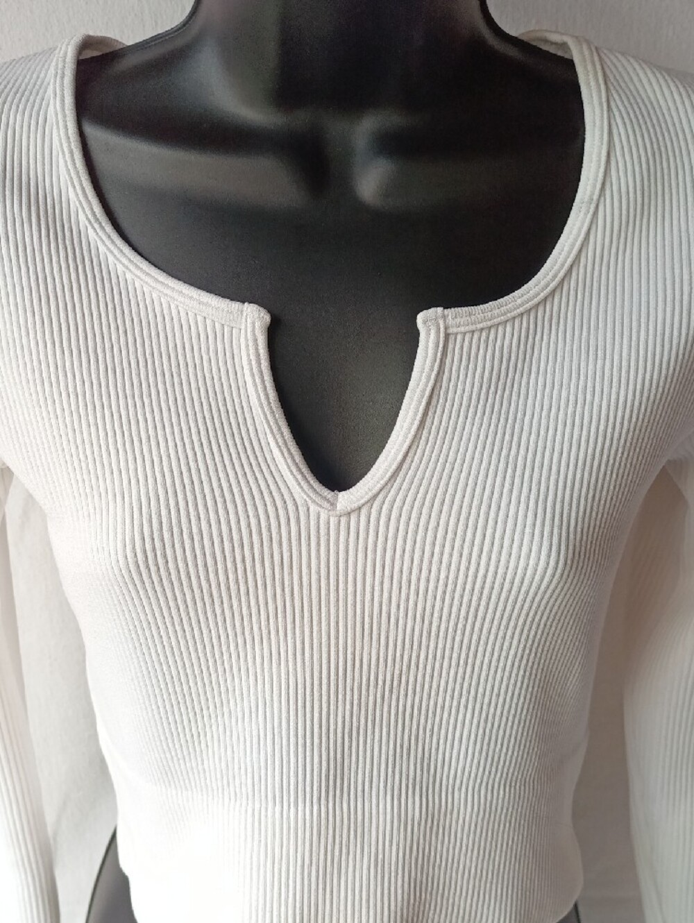 White Ribbed V-Notch Crop Top - Picture 4 of 10